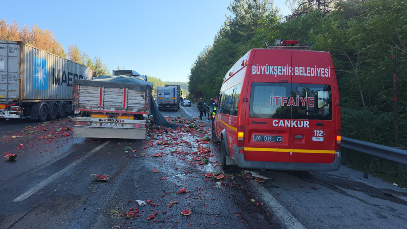 TIR otoyolda devrildi! Hepsi savruldu... - Resim : 2