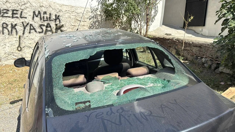 Apartman dairesinde çıkan yangın çevrede hasara sebep oldu! - Resim : 2