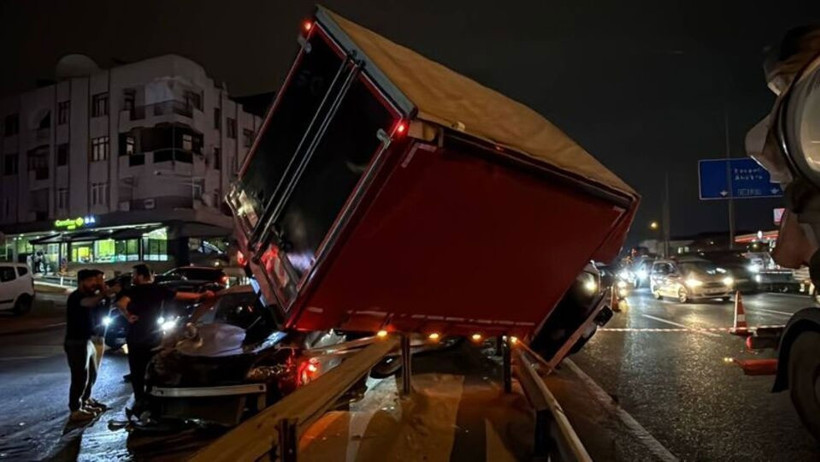 Otomobil ile kamyonet çarpıştı, 3 kişi ölümden döndü! - Resim : 2