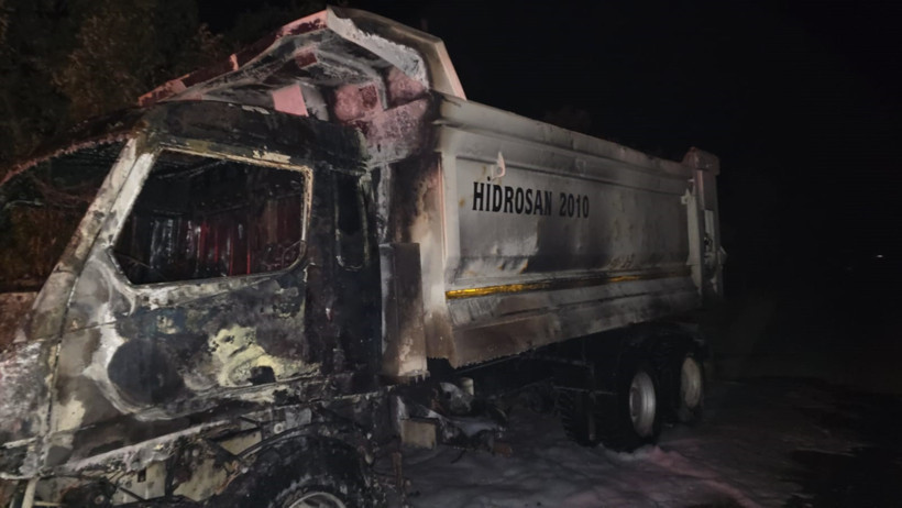 Park halindeki kamyon alev topuna döndü! - Resim : 2