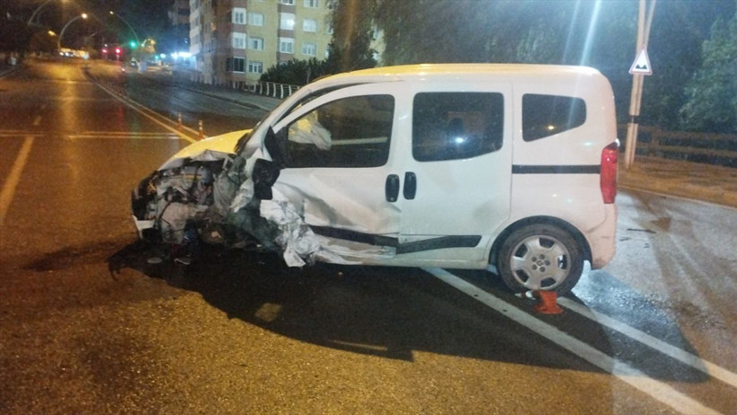 Ticari araçla otomobil çarpıştı: 2 kişi yaralandı - Resim : 1