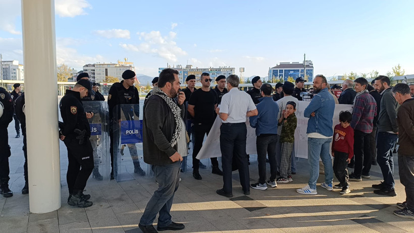 AK Parti Kocaeli İl Binası önünde eyleme izin yok! "AK Parti binası kutsal mekan mı?" - Resim : 2