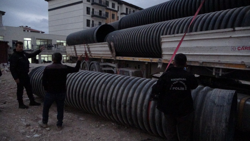 İnşaatta üzerine 750 kilo plastik boru düşen sürücü ağır yaralandı! - Resim : 1