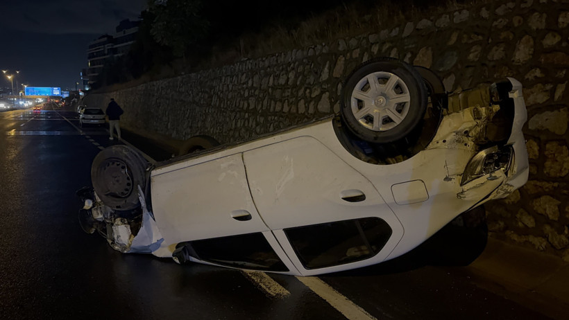 Feci kaza! Otomobil hurdaya döndü... Sürücü yola fırladı! - Resim : 1