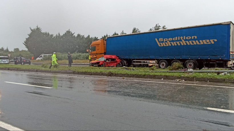 Feci kaza! TIR, otomobili biçti! - Resim: 4