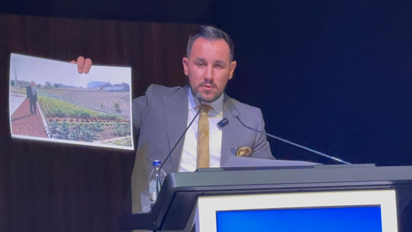 Mecliste renkli anlar! Elinde kıvırcık ile belediye başkanına tepki gösterdi - Resim : 2