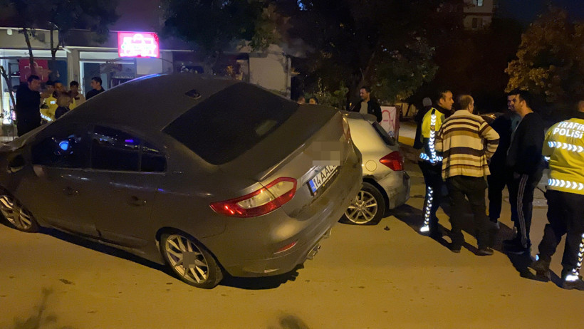 Park halindeki 2 araca çarpıp asılı kaldı... Sürücü kaçtı! - Resim : 1