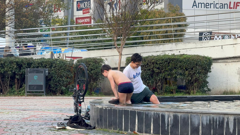 Elektrikli havuzda tehlikeli oyun! Çocuklar uyarılara aldırış etmedi - Resim : 5