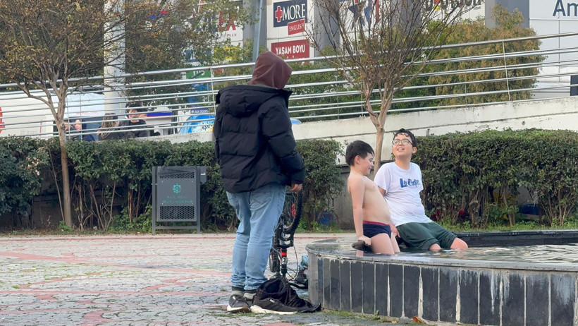 Elektrikli havuzda tehlikeli oyun! Çocuklar uyarılara aldırış etmedi - Resim : 1