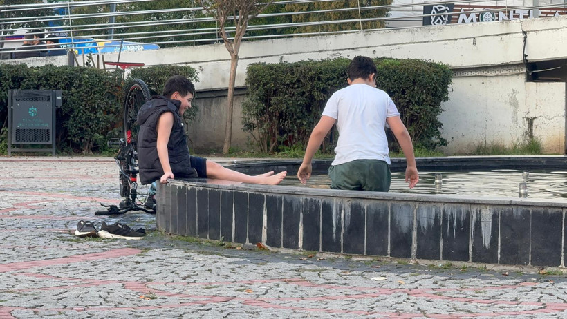 Elektrikli havuzda tehlikeli oyun! Çocuklar uyarılara aldırış etmedi - Resim : 3