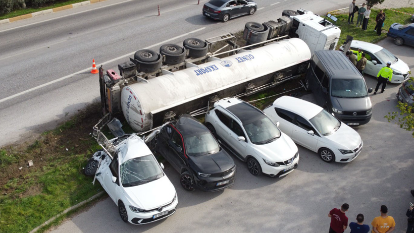 Balıkesir'de yağ tankeri devrildi: Birçok araç zarar gördü! - Resim : 1