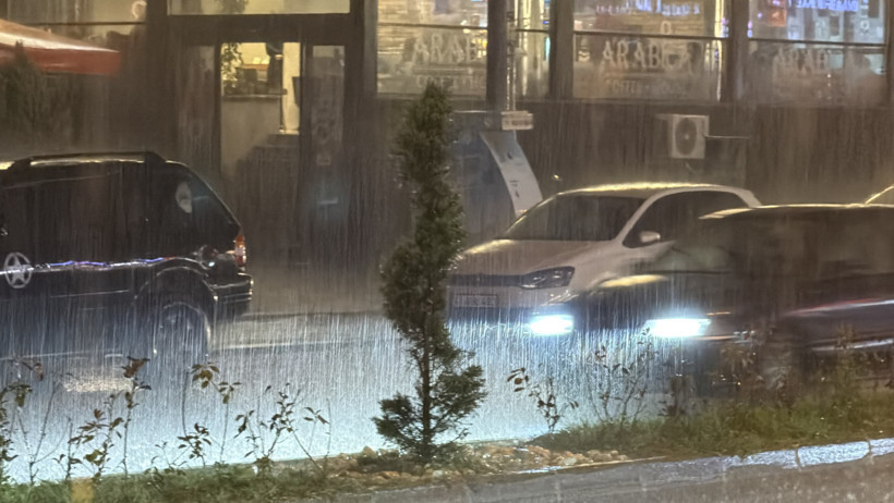 Şiddetli yağış sokakları göle çevirdi - Resim : 3