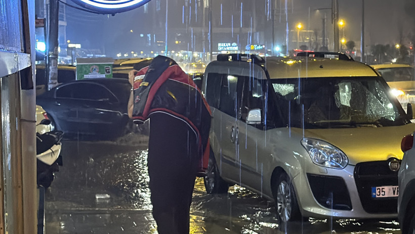 Şiddetli yağış sokakları göle çevirdi - Resim : 1