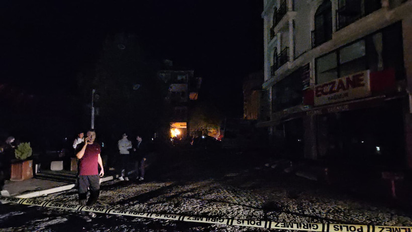 Sındırgı’da 6.1’lik depremde üç bina ve bir dükkanın yıkıldığı öğrenildi - Resim : 1