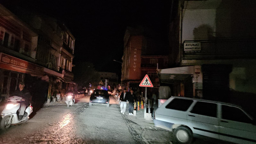 Sındırgı’da 6.1’lik depremde üç bina ve bir dükkanın yıkıldığı öğrenildi - Resim : 4