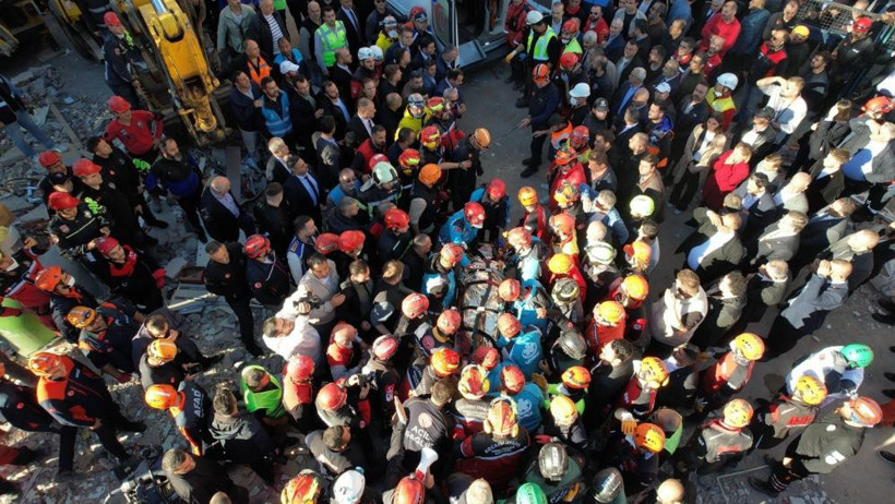 Saatler süren mücadeleden iyi haber; Çöken binadan sağ çıkartıldı! - Resim : 1