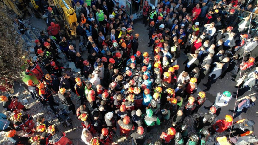 Saatler süren mücadeleden iyi haber; Çöken binadan sağ çıkartıldı! - Resim : 3