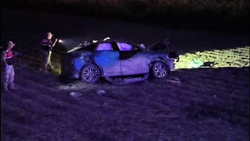 Lastiği patlayan otomobil tarlaya uçtu! - Resim : 1