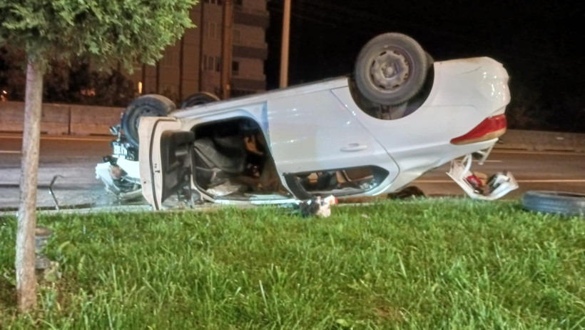 D-130 kara yolunda otomobil takla attı: 3 yaralı - Resim : 3