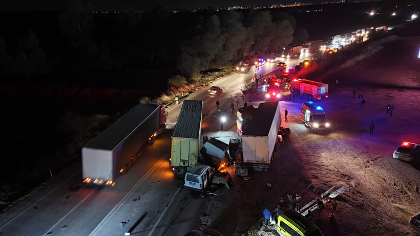 Hatalı sollama zincirleme kazaya neden oldu! - Resim : 1