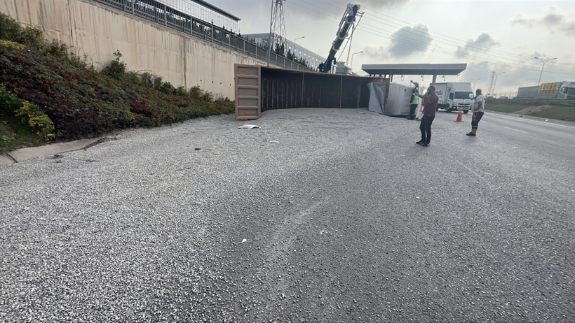 TEM Otoyolu'nda korkutan kaza! Mıcır yüklü kamyon devrildi! - Resim : 5