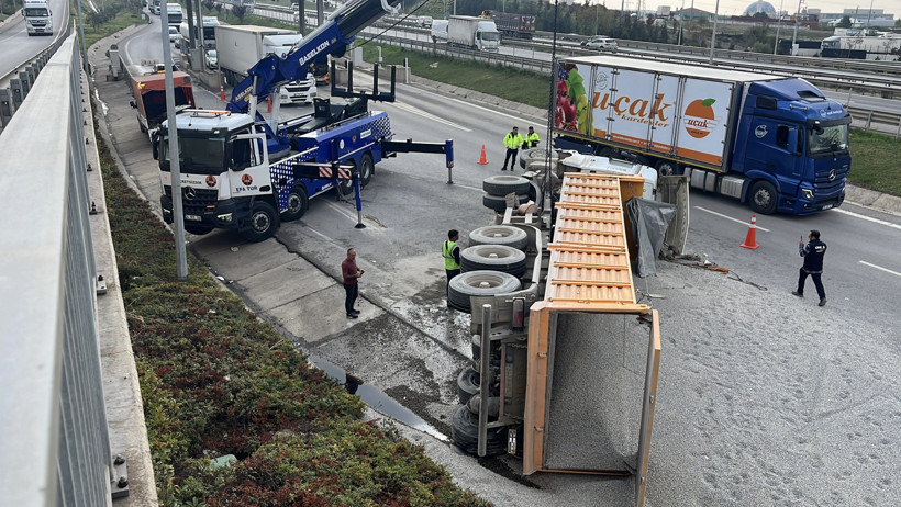 TEM Otoyolu'nda korkutan kaza! Mıcır yüklü kamyon devrildi! - Resim : 3