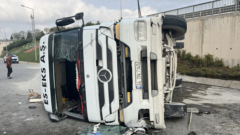 TEM Otoyolu'nda korkutan kaza! Mıcır yüklü kamyon devrildi! - Resim : 2