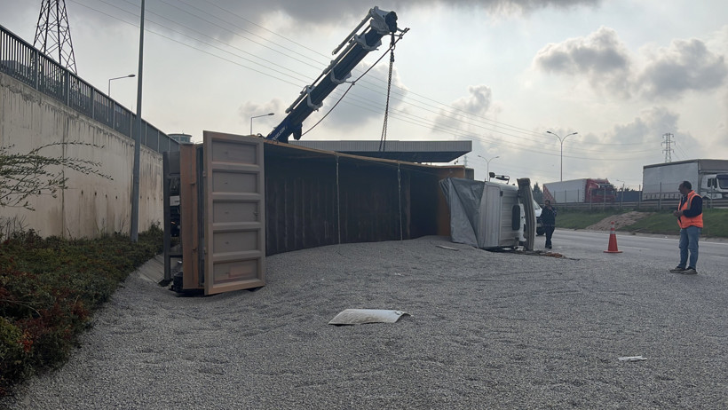 TEM Otoyolu'nda korkutan kaza! Mıcır yüklü kamyon devrildi! - Resim : 4