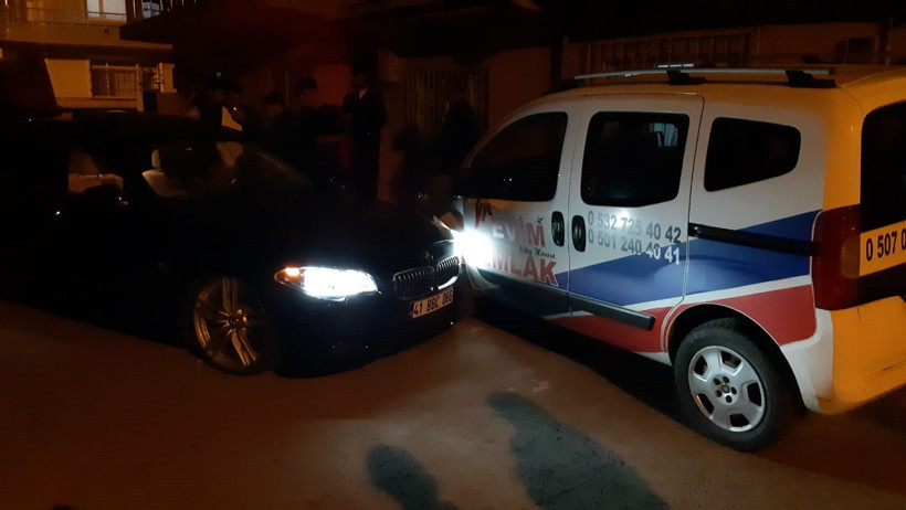 Lüks otomobilin içinde dehşeti yaşadı, kaçarken kaza yaptı - Resim : 1