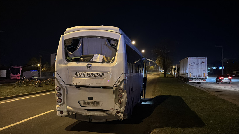 D-100'de korkutan kaza... Üç servis midibüsü çarpıştı! - Resim : 4