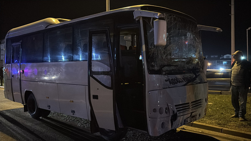 D-100'de korkutan kaza... Üç servis midibüsü çarpıştı! - Resim : 3