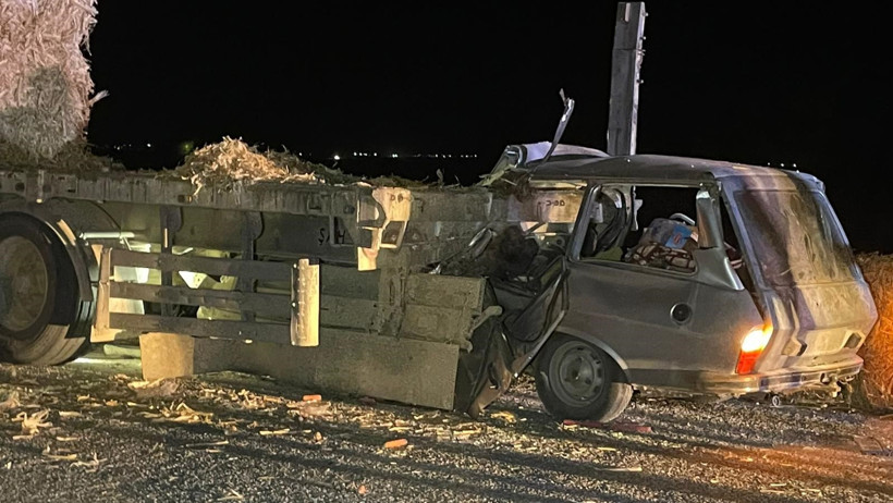 Otomobil tıra ok gibi saplandı! - Resim : 1