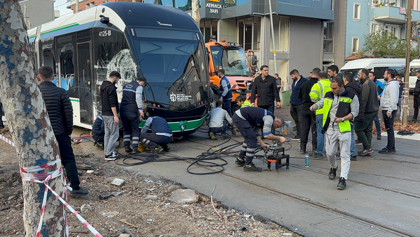 Çöp kamyonu tramvaya çarptı: Yaralılar var! - Resim : 2