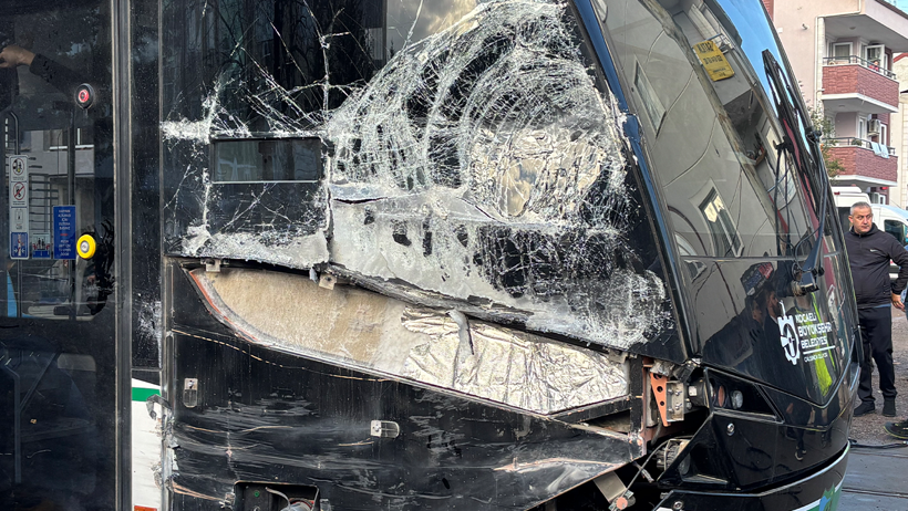 Çöp kamyonu tramvaya çarptı: Yaralılar var! - Resim : 1