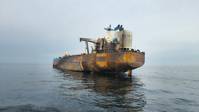 Kandıra açıklarında vurulan tankerde yakıt sızıntısı başladı! - Resim : 1