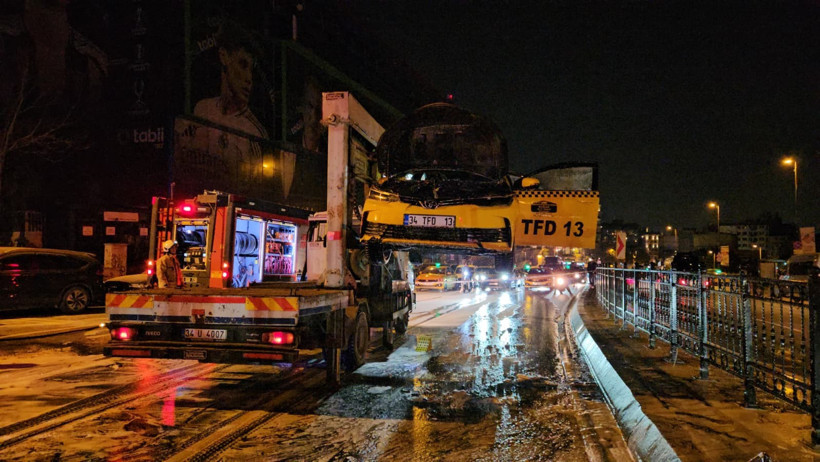 Seyir halindeki ticari taksi alev alev yandı! - Resim : 1