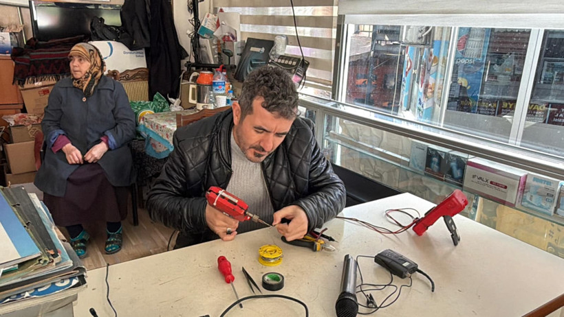 Bir elinde tornavida diğerinde mikrofon! İzmit’in müziğe gönül veren elektrikçisi - Resim : 2