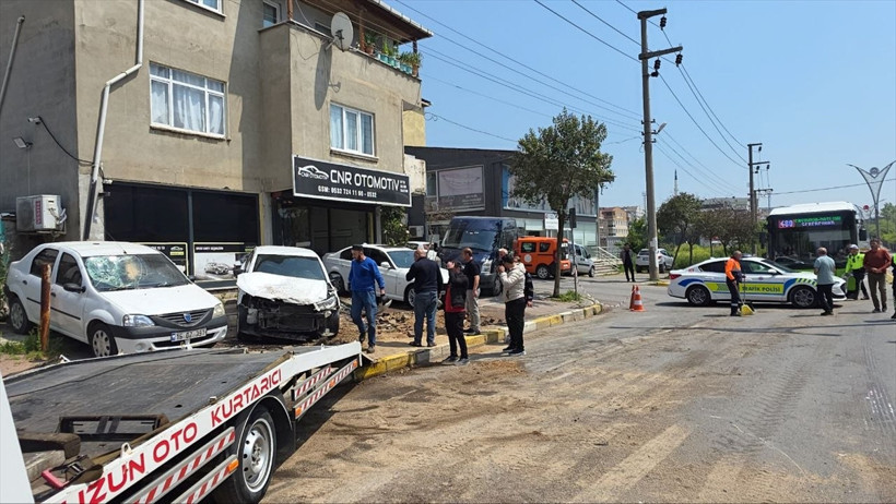 Kamyonet ile otomobil kavşakta birbirine girdi! - Resim : 2