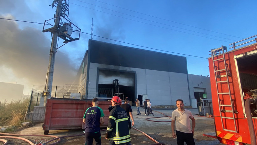 Kartepe OSB'de fabrika yangını! Ekipler alevlere karşı seferber oldu - Resim : 4