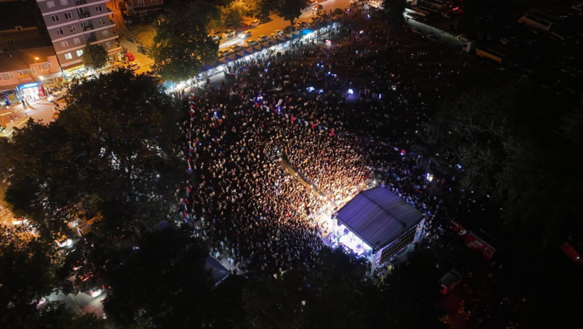 Gölcük'te Resul Dindar rüzgarı! Binlerce kişi konser alanını doldurdu - Resim : 1