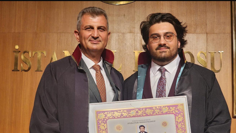 Gölcük Belediye Başkanı Ali Yıldırım Sezer’in oğlu Emir Murat avukatlık cübbesini giydi - Resim : 1
