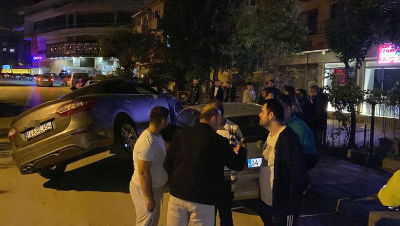 Park halindeki 2 araca çarpıp asılı kaldı... Sürücü kaçtı! - Resim : 2