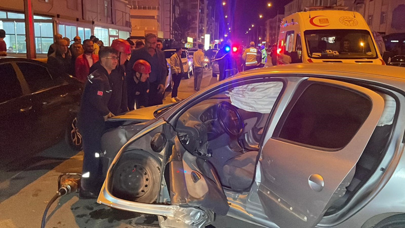 Araçta sıkışan sürücüyü itfaiye kurtardı! - Resim : 3