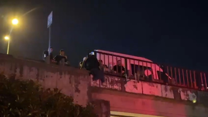 Sevgilisiyle tartıştı, köprüye çıktı - Resim : 1