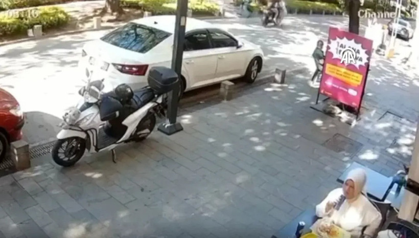 Motosiklet sürücüsü yolun karşısına geçmek isteyen kadına çarptı! - Resim : 1