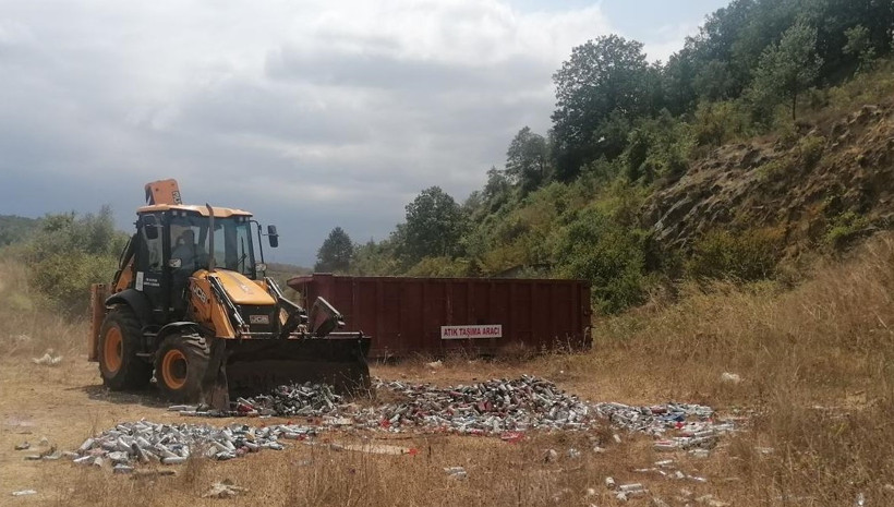 Ormana bırakılan yüzlerce sprey kutusu paniğe sebep oldu - Resim : 1