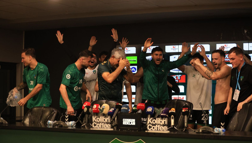 İsmet Taşdemir’den unutamayacağı basın toplantısı! Nasıl ıslandı belli değil! - Resim: 47