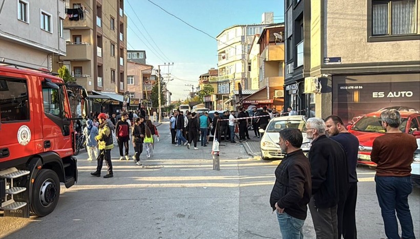 Hafif ticari araç ile otomobil birbirine girdi - Resim : 2