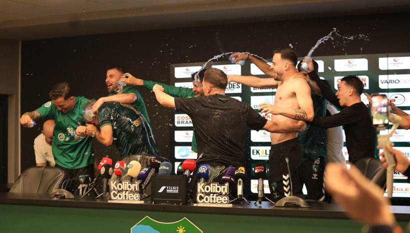 İsmet Taşdemir’den unutamayacağı basın toplantısı! Nasıl ıslandı belli değil! - Resim: 7