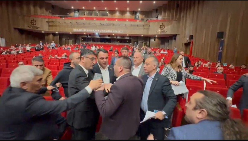 Büyükşehir Meclisinde tansiyon yükseldi! - Resim : 1
